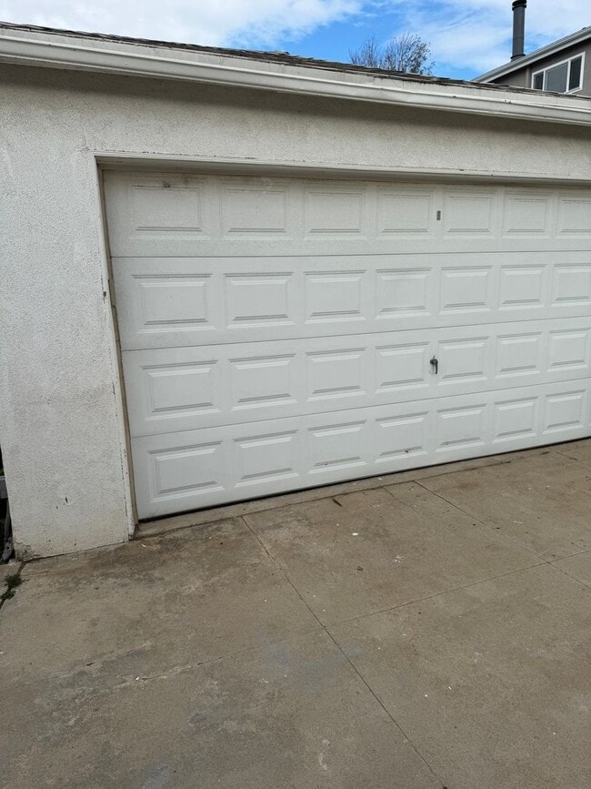 Building Photo - COMPLETELY REMODELLED 1 BEDROOM DUPLEX FOR LEASE!