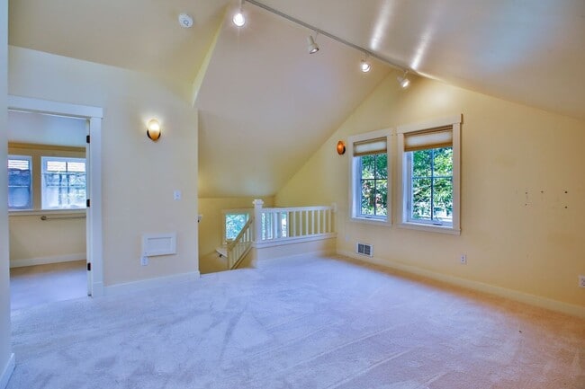 Building Photo - 1086 Village Loop
