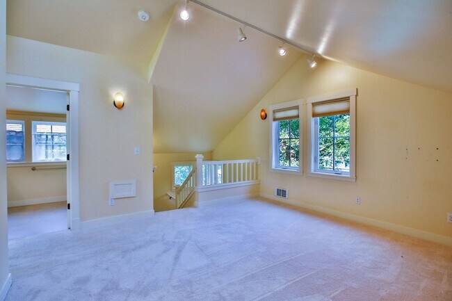 Building Photo - Lovely Cottage Home and Property Located in The Highlands in Langley!