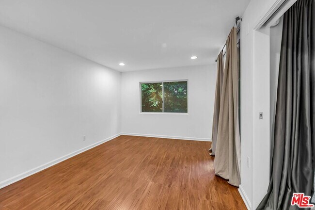 Building Photo - 723 Palisades Beach Rd