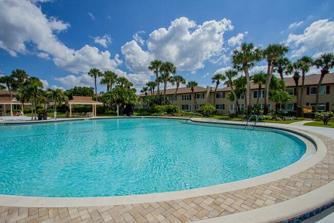 Building Photo - Fully Furnished Naples Condo- Available for Annual Rental Starting April