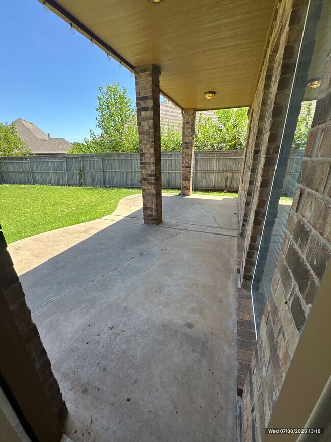 Building Photo - Stunning 3-Bedroom Home with Modern Amenities
