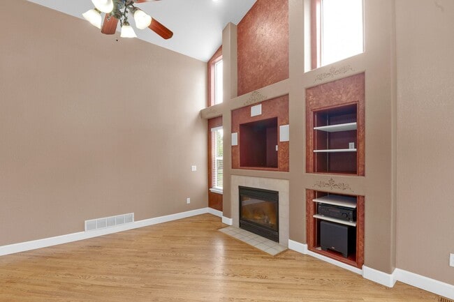 Building Photo - Beautiful home with 5 bedrooms, 3 1/2 bathrooms, 3-car garage available now!