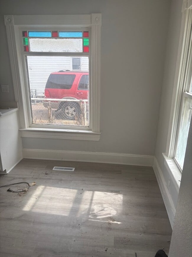 Building Photo - 605 E 14th St