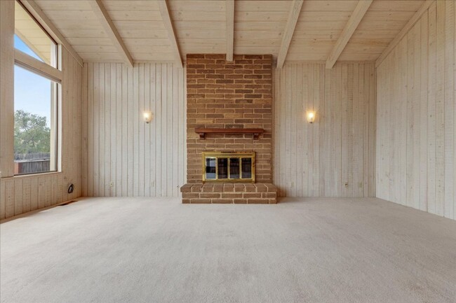 Building Photo - Sunny Carmel Two Bedroom - Carmel School D...