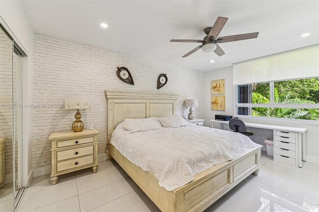 Building Photo - 121 Crandon Blvd
