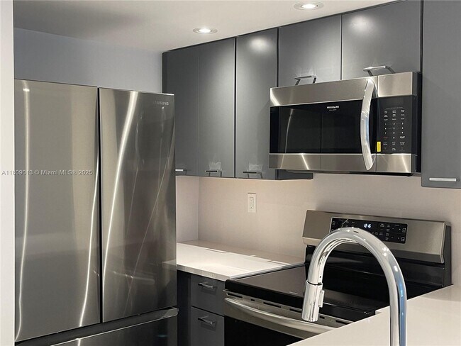 Building Photo - 540 Brickell Key Dr
