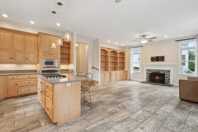 Building Photo - 317 W College Terrace