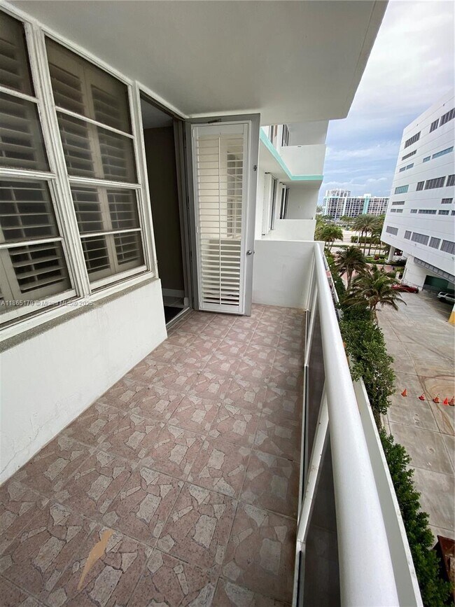 Building Photo - 3725 S Ocean Dr