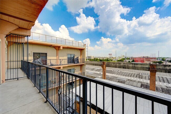 Building Photo - 2205 McKinney St