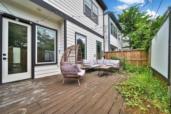 Building Photo - 6727 Parker Oaks Ln