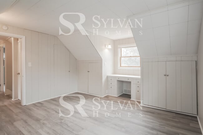 Building Photo - Stunning 3BR, 1.5BA brick home