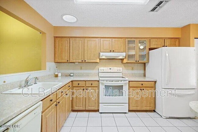 Building Photo - 6177 Sequoia Dr