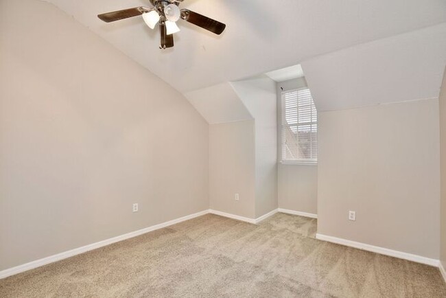 Building Photo - Charming 3/2.5 Spacious Townhome with a 2 ...