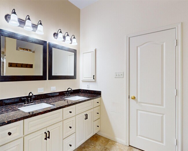 Building Photo - 6014 Knollwood Tr