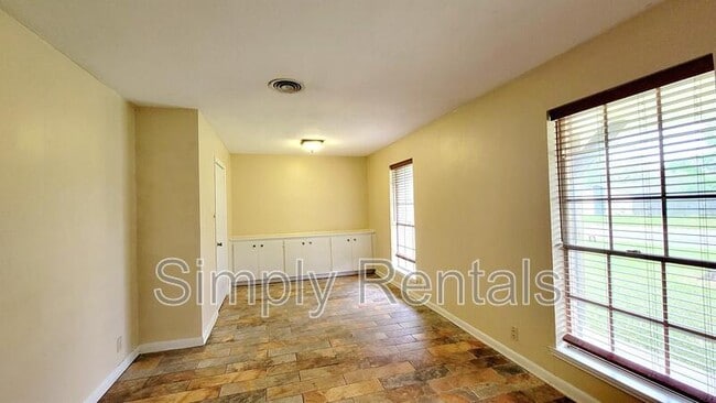 Building Photo - 2614 Tanglewood Dr