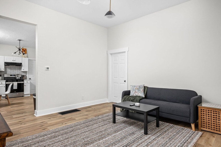 Building Photo - 844 Camp St