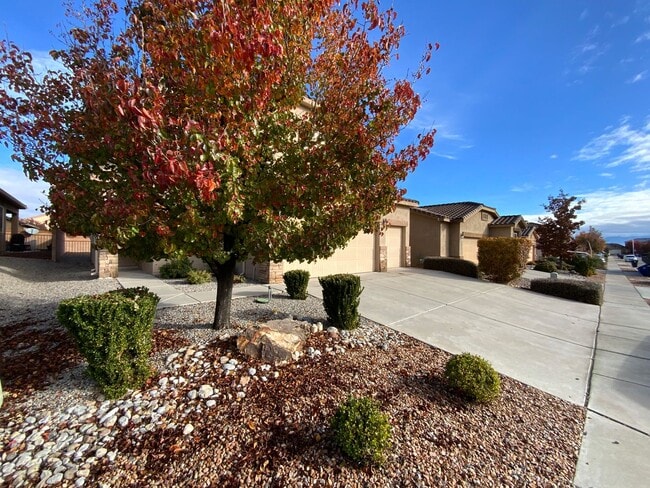 Building Photo - 3 Bedroom Home Available Near Unser Blvd NW & Rainbow Blvd NW!