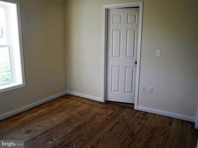 Building Photo - 756 Wiltshire Rd