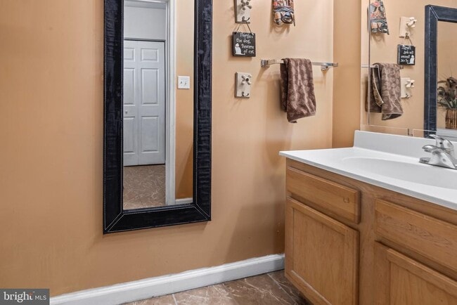 Building Photo - 614 Benson St