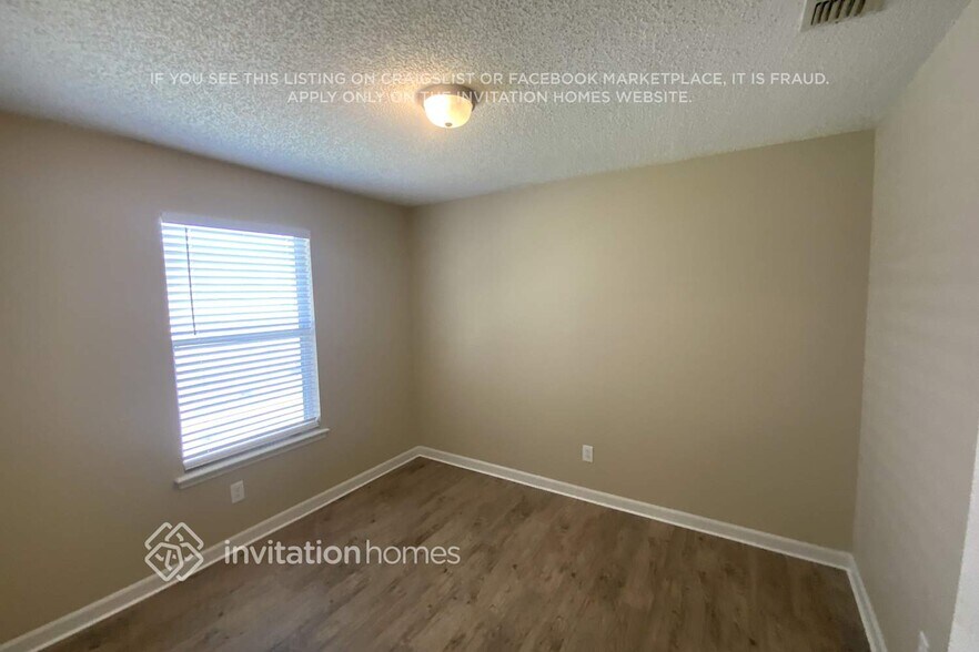 Building Photo - 1730 Ashwood Cir