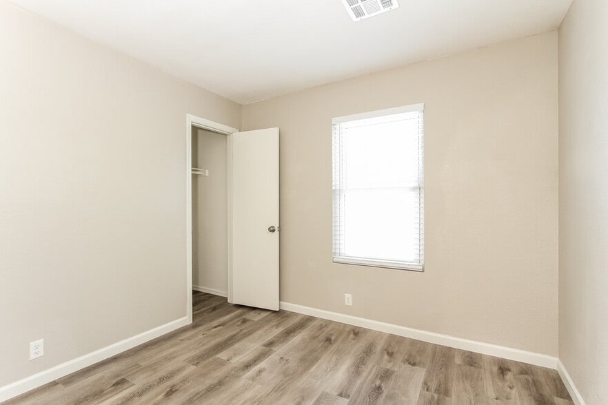 Building Photo - 6702 N 82nd Dr