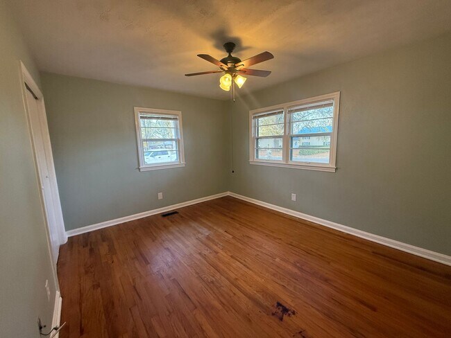 Building Photo - Freshly Updated 3 Bedroom 1 Bathroom Home in Decatur!