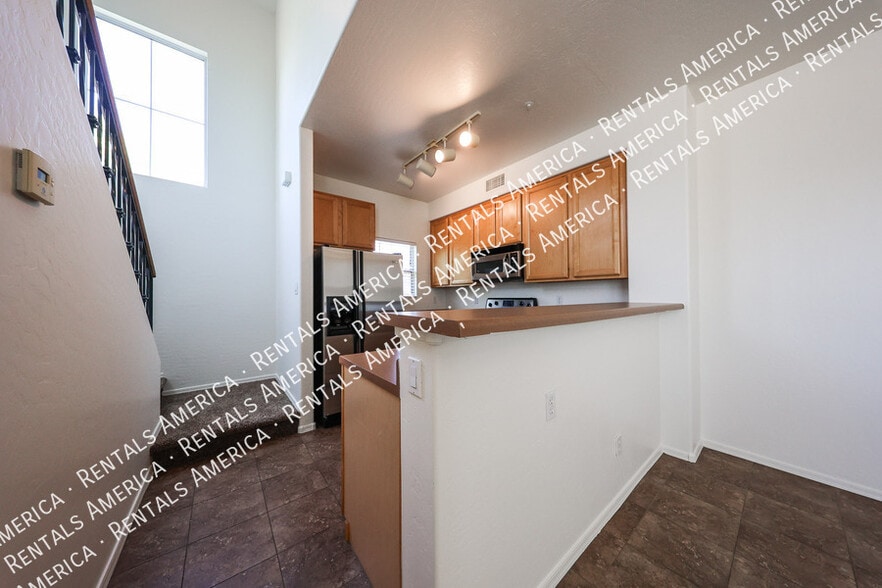 Building Photo - 747 N Port Dr