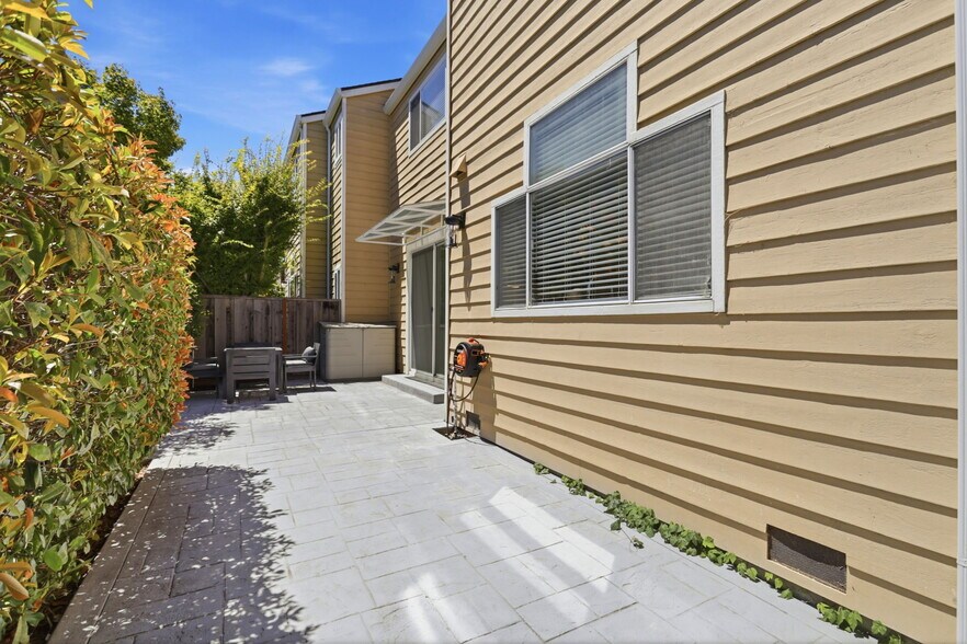 Building Photo - 1104 Lautrec Ter