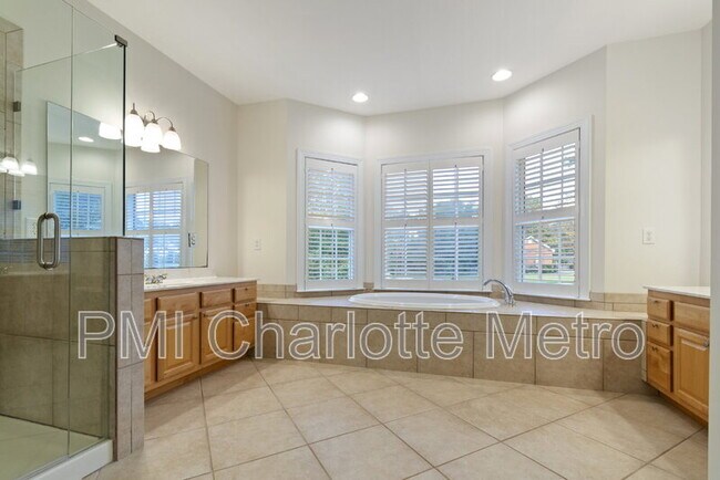 Building Photo - 5916 Meadowmere Dr