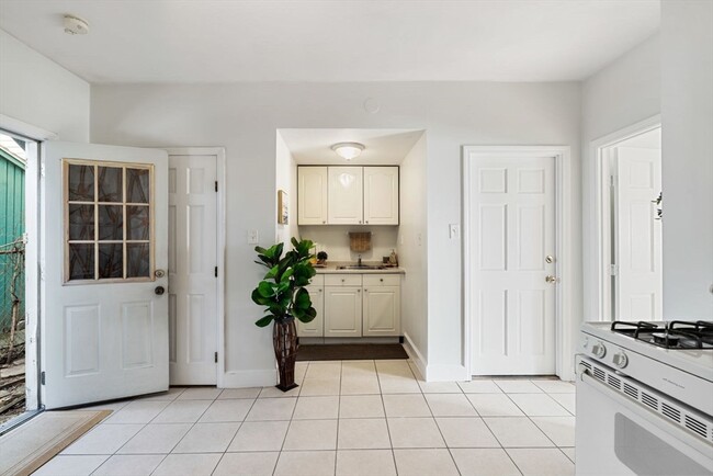 Building Photo - 377 Dorchester St