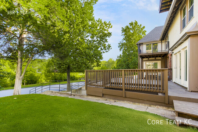 Building Photo - Three bedroom off Ward Parkway