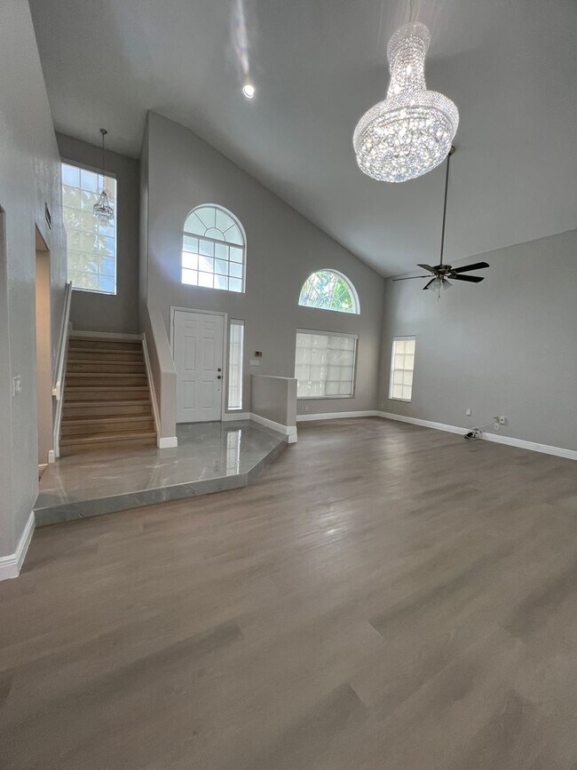 Building Photo - Beautiful Weston 3/2 PLUS LOFT/DEN with Pool