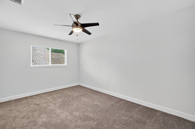 Building Photo - 818 Silvergate Dr