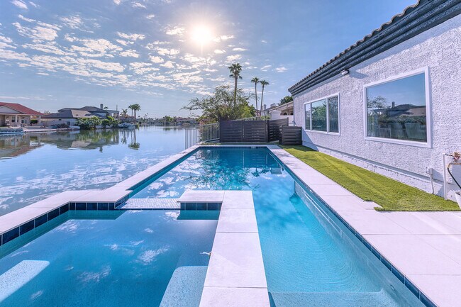 Building Photo - 1710 E Queen Palm Dr