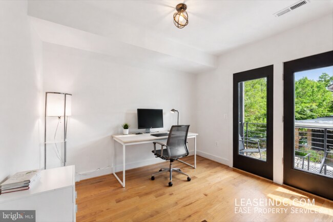 Building Photo - 1719 D St NE