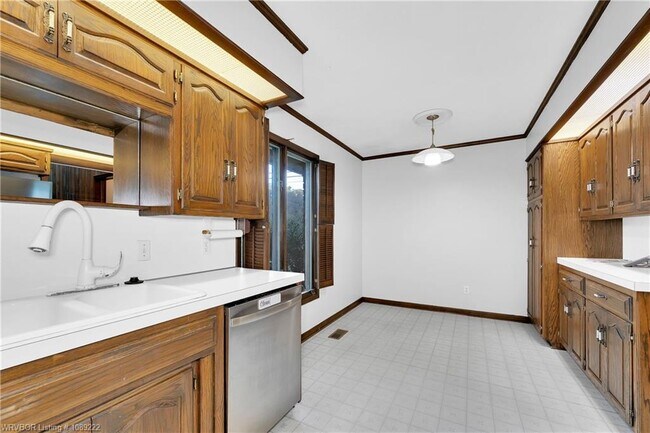 Building Photo - 2411 S 46th St