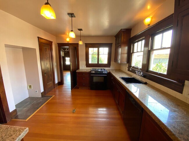 Building Photo - Beautiful Visalia Home Available Now!