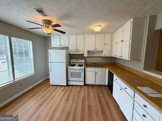 Building Photo - 8515 Pineland Dr