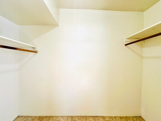 Building Photo - $500 Move In Special! 2 Bedroom Location i...