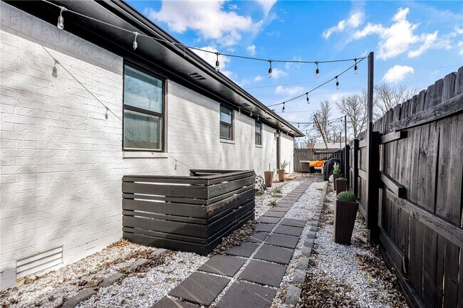 Building Photo - 110 SE 13th St