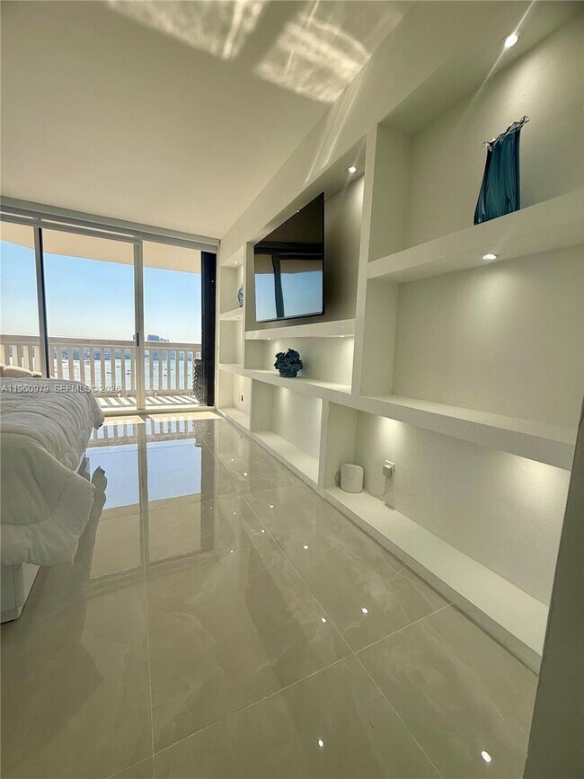 Building Photo - 1000 W Island Blvd