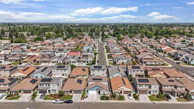 Building Photo - Spacious 5 Bedroom Home in Lodi with 1st f...