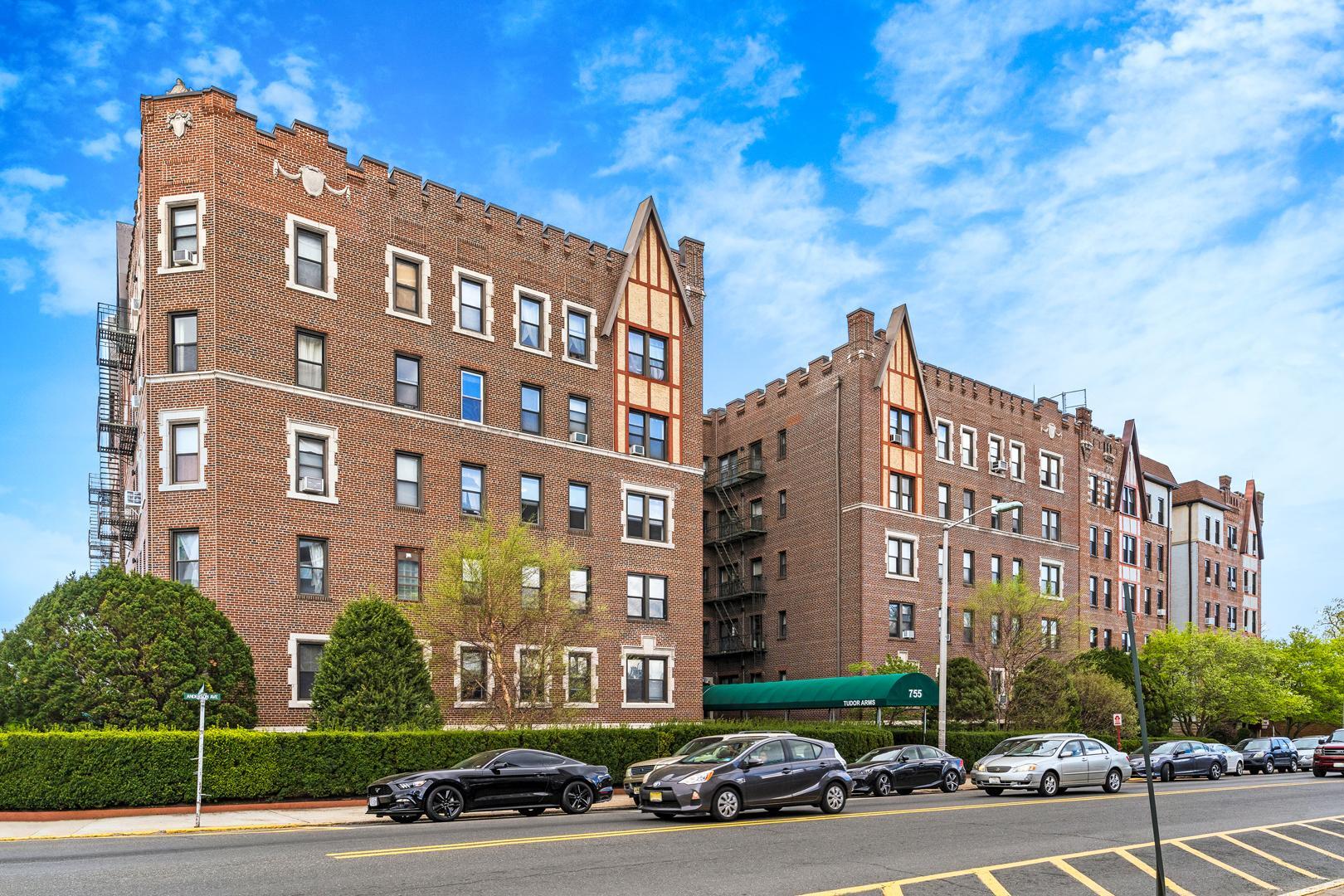 Building Photo - 755 Anderson Ave