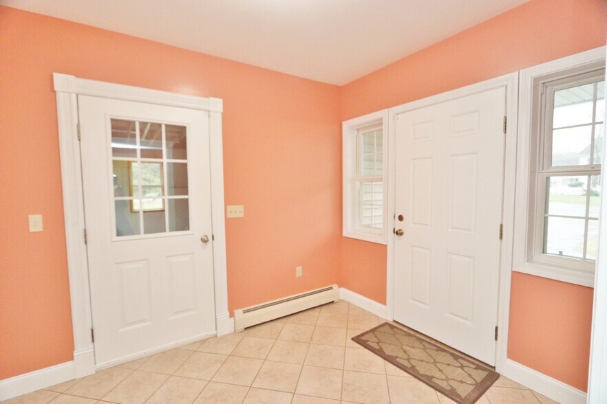 Building Photo - 21 Longmeadow Dr