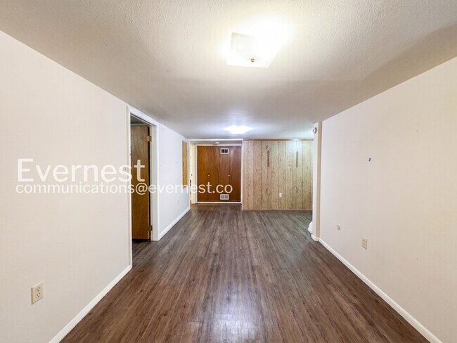 Building Photo - 3 Bed, 2 Bath Home with Garage / Available Soon!