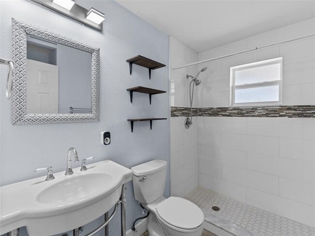 Building Photo - 2924 W Dewey St