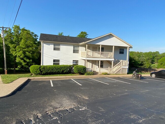 Building Photo - 504 Twin Oaks