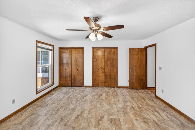 Building Photo - 1140 Troon Dr E