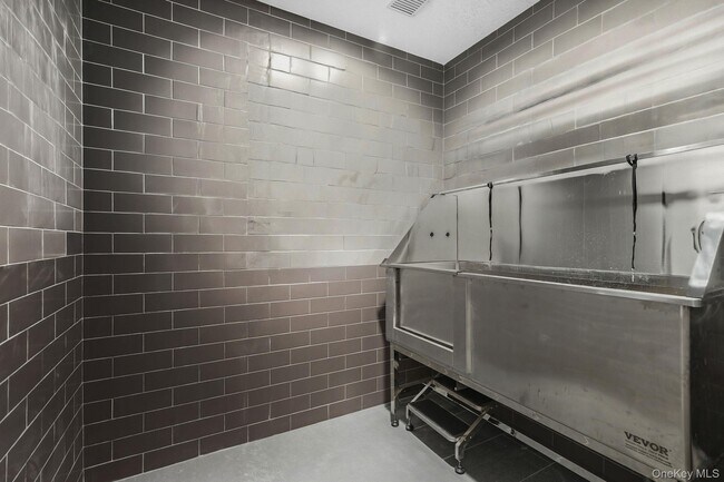 Building Photo - 402 Halstead Ave
